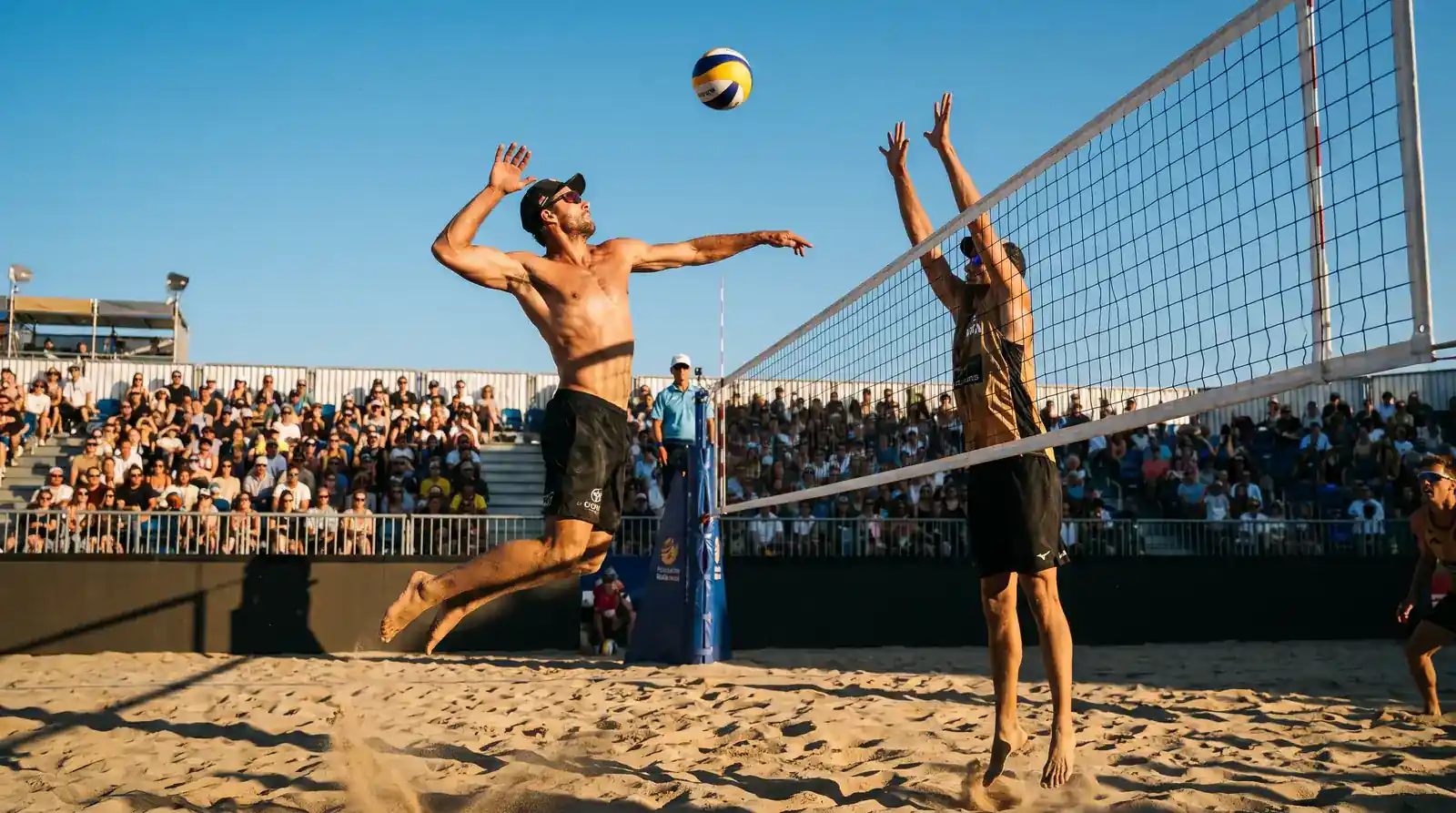 Beachvolleyball Wettanbieter Überblick: zwei Spieler am Sandfeld mit Sportwetten-Kontext in Deutschland